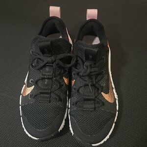 Nike Metcon 7.5 women’s CrossFit training shoe gold pink black orange white